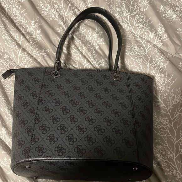 Brand new guess bag - Picture 2 of 2